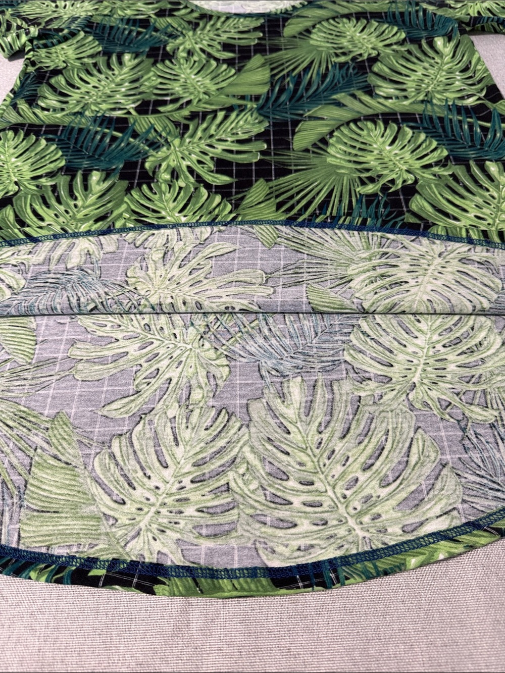 LuLaRoe Black Short Sleeve Top with Green Tropical Leaf Print Tunic Top SZM - Picture 14 of 14